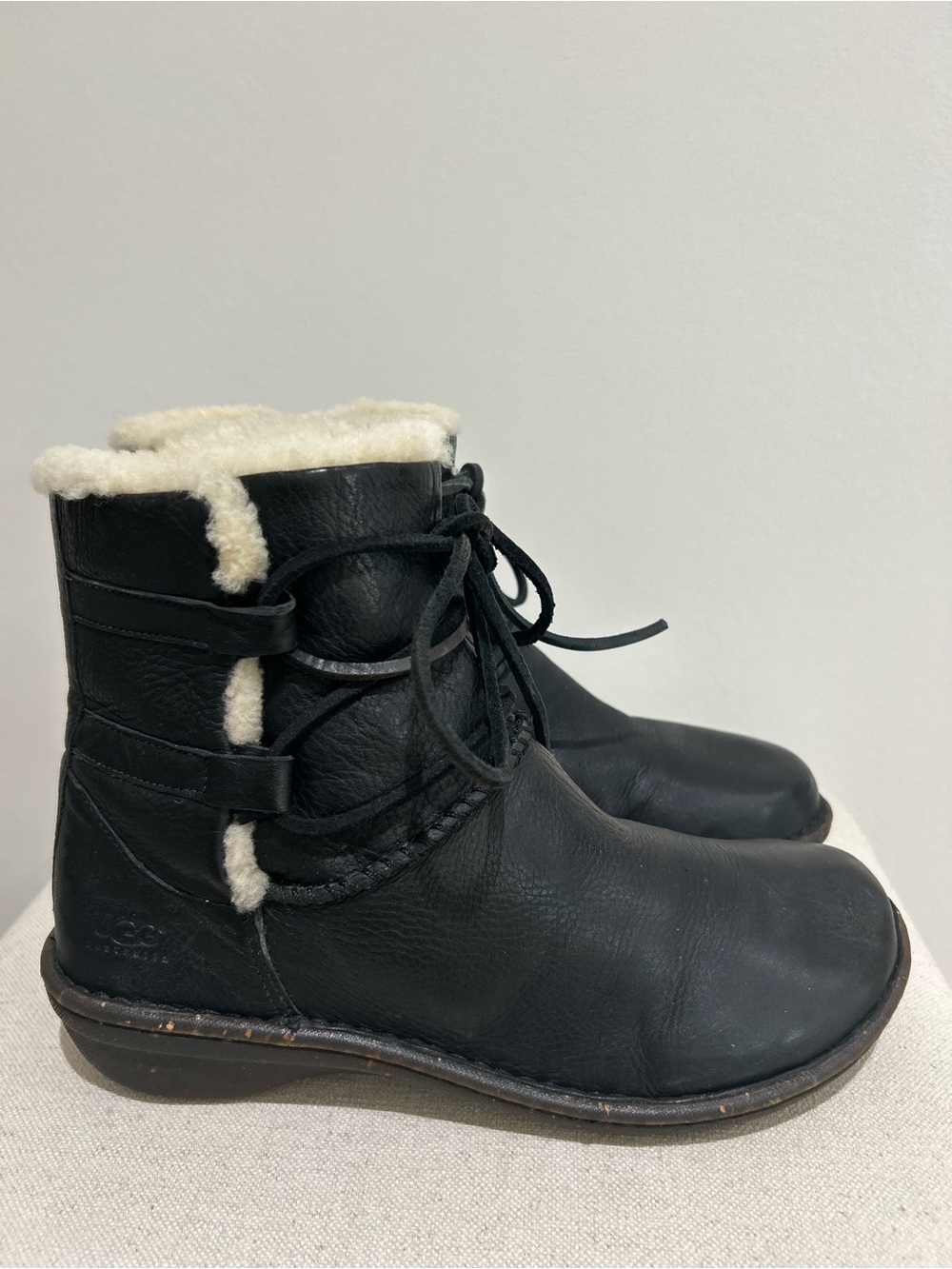 Ugg Caspia 1932 Winter Leather Sheepskin Moto Ankle Boot Black Sz 10 EUC Rugged
